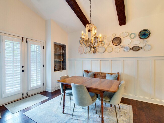 Building Photo - A picture perfect cottage home ready for you with community pool!