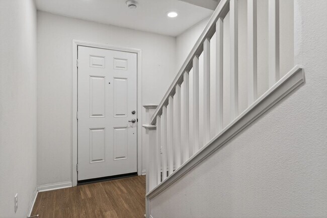 Building Photo - 3-Bed + 3.5-Bath Townhouse | Springville | Camarillo | Unfurnished