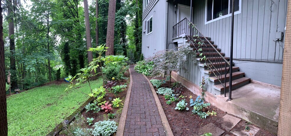 Building Photo - 2401 Birch Ln