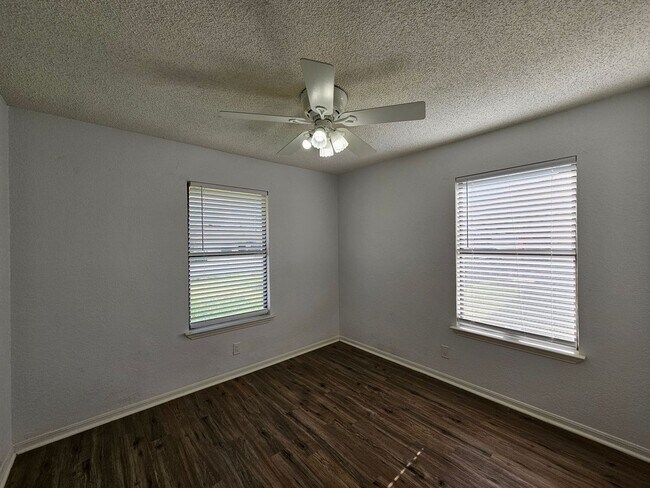 Building Photo - AVAILABLE NOW!