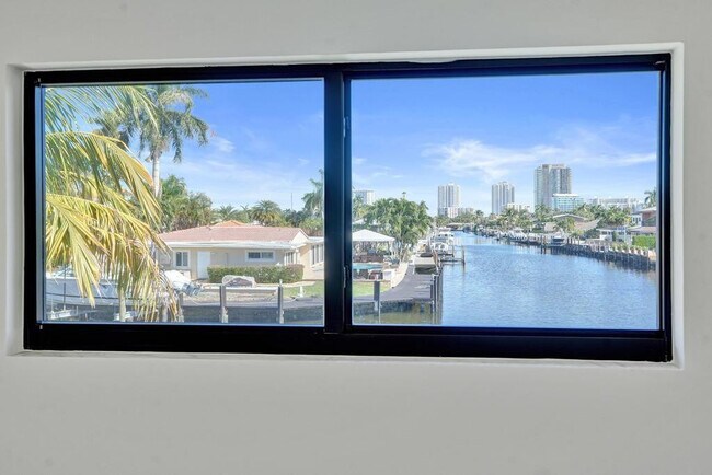 Building Photo - 840 SE 22nd Ave