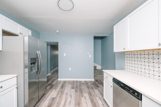 Building Photo - Move in special! Newly renovated 3 bedroom...
