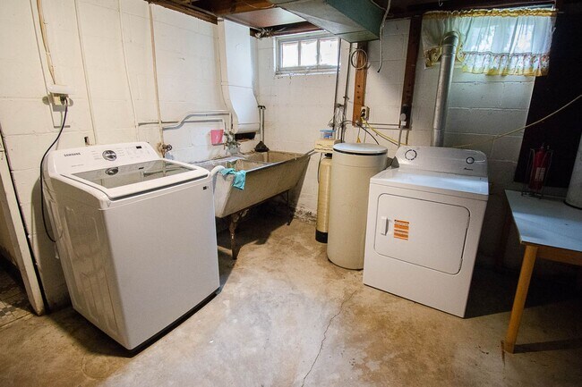 Building Photo - Spacious Multi Level Home In Austin With Garage And Sheds