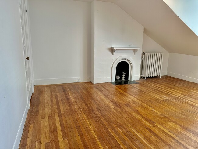 Building Photo - 107 Charles St