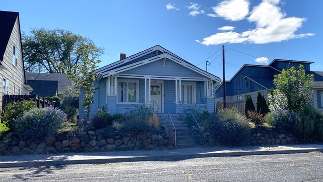 Building Photo - 604 W 11th St