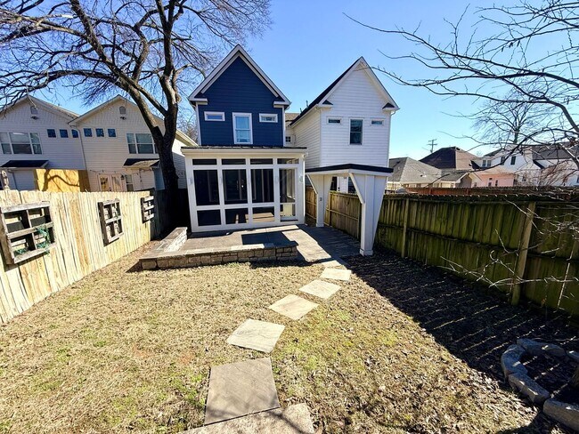 Building Photo - WALK TO 8TH AVE AND 12 SOUTH!  Beautiful 3/2.5 home with garage on 10th Ave S