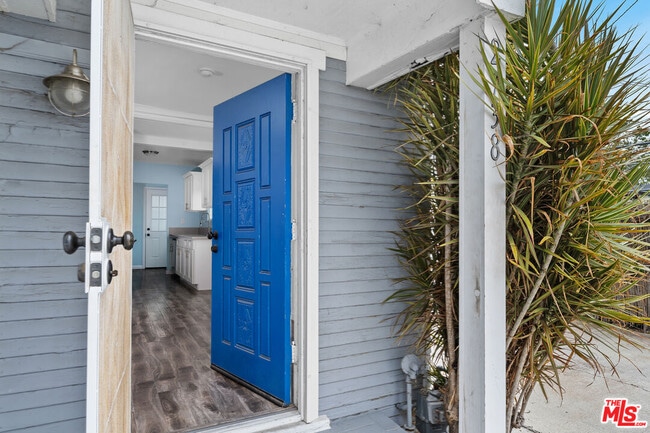 Building Photo - 2738 Cloverdale Ave