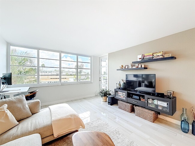 Building Photo - 2741 Taft St