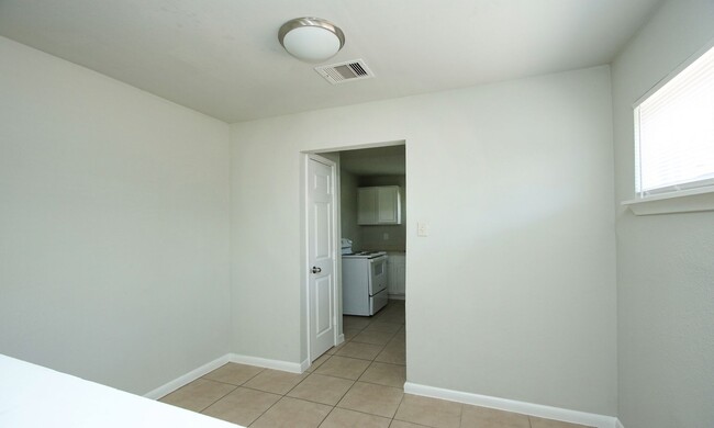 Building Photo - Move-in Ready! 2 bed 1 bath in South East ...