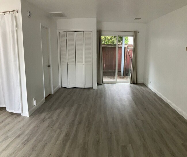 Building Photo - 412 College Ave