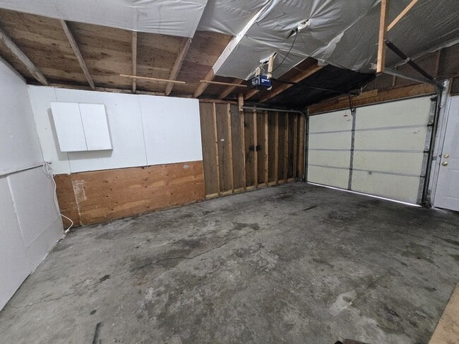 Building Photo - 301 Leonard Ave