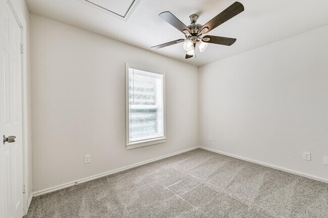 Building Photo - 706 Azalea St