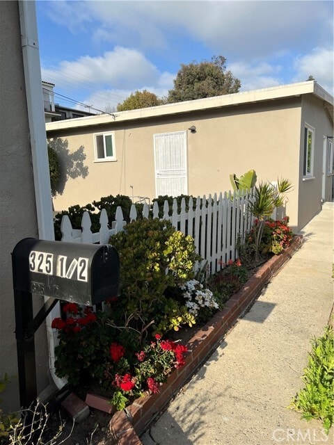 Primary Photo - 325 E Oak Ave