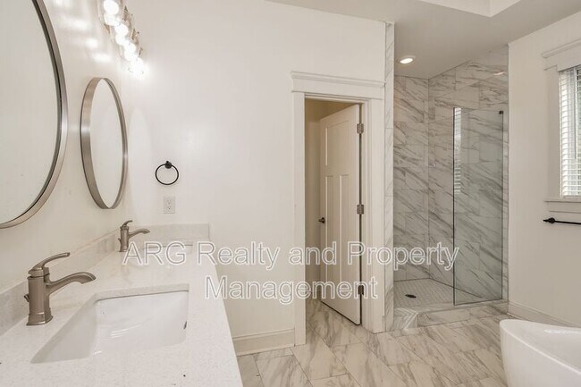 Building Photo - 2215 Lang Dr SW
