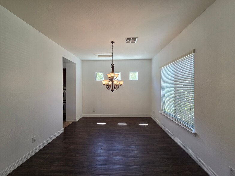 Building Photo - 3127 E Coconino Dr