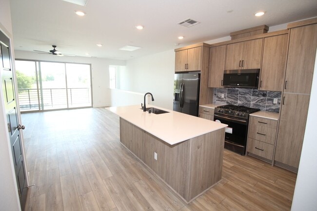 Building Photo - 2707 E Tamarind Dr