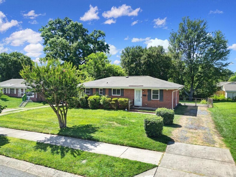 Building Photo - 4301 Briarhill Dr