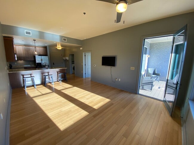 Building Photo - Downtown - Modern Condo minutes from the c...