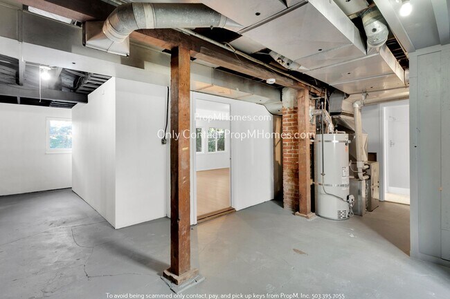 Building Photo - 3732 SW Council Crest Dr