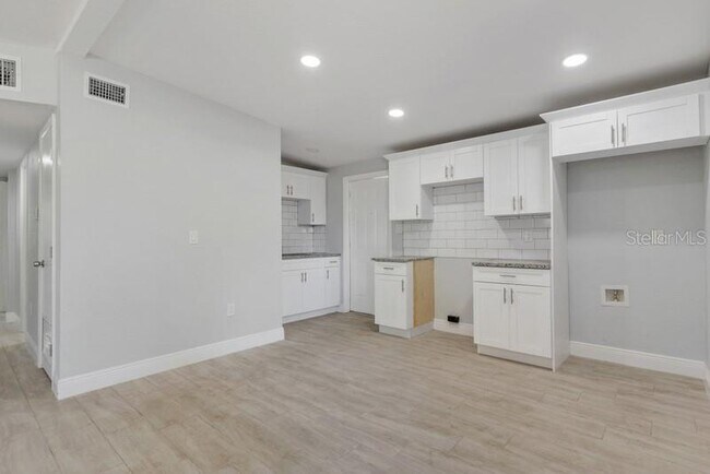 Building Photo - 1325 Windsor Way