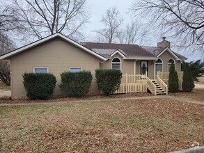 Building Photo - 3 Bedroom 3 Bathroom Walk-out Basement! Oz...