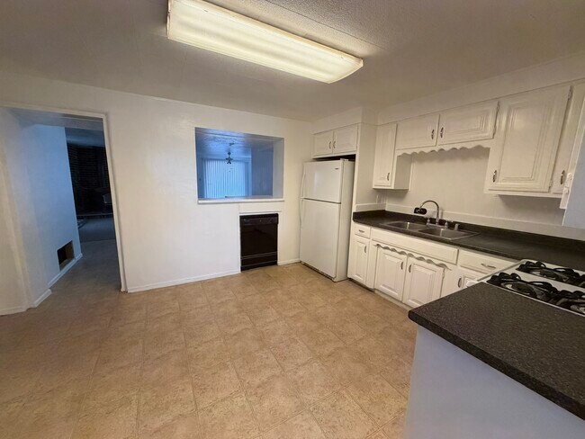 Building Photo - 2842 Solano Dr NE