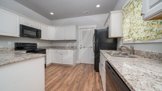 Building Photo - 2bd, 1 ba Rental Available Near Downtown C...