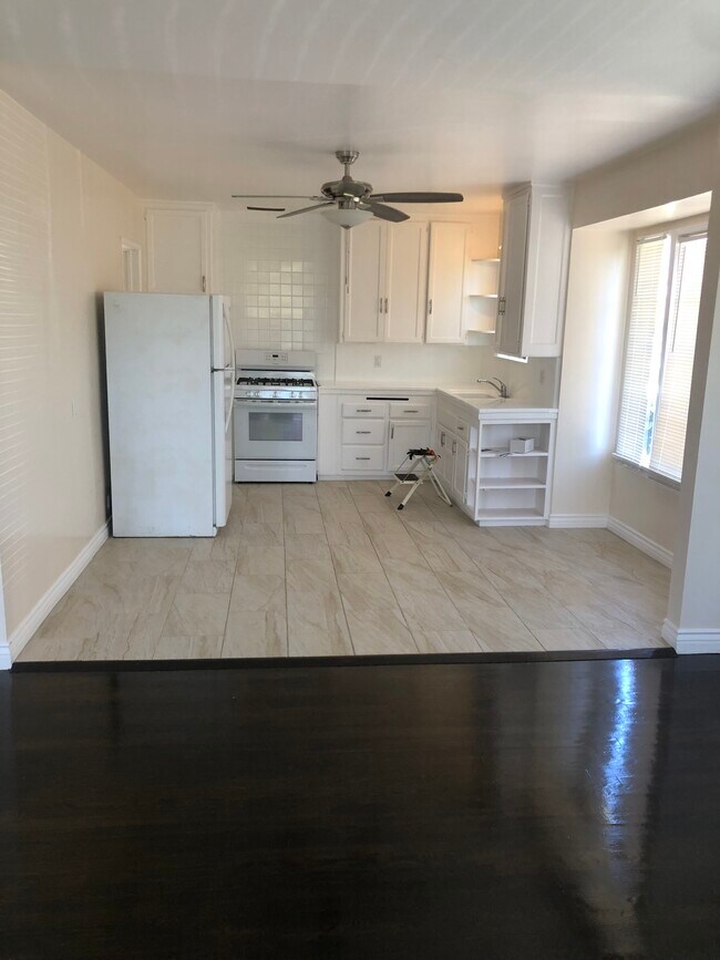 Building Photo - 6117 S Fairfax Ave