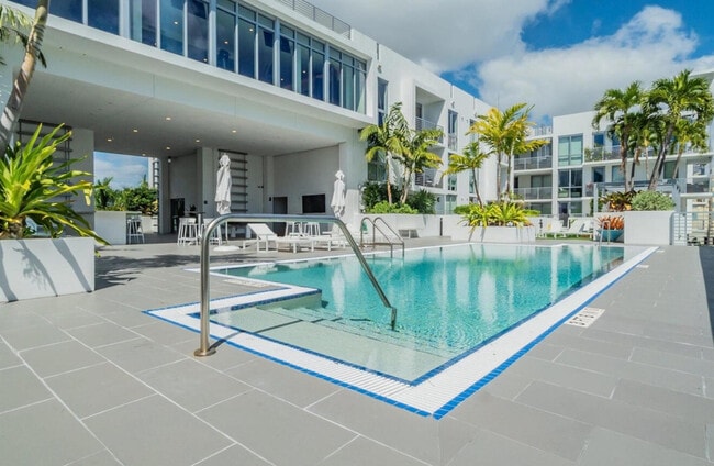 Building Photo - 111 SE 1st Ave