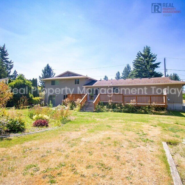Building Photo - Charming 3 Bedroom with Huge Backyard!