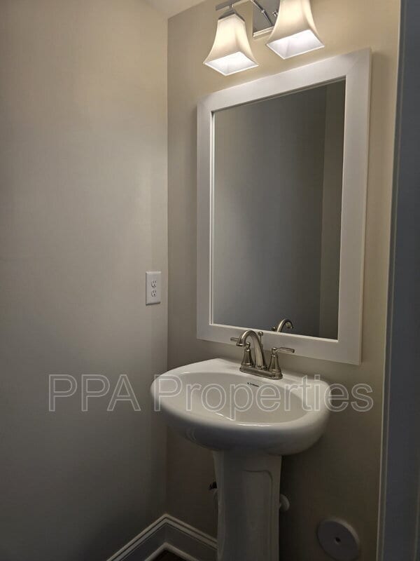 Building Photo - 402 Giles St