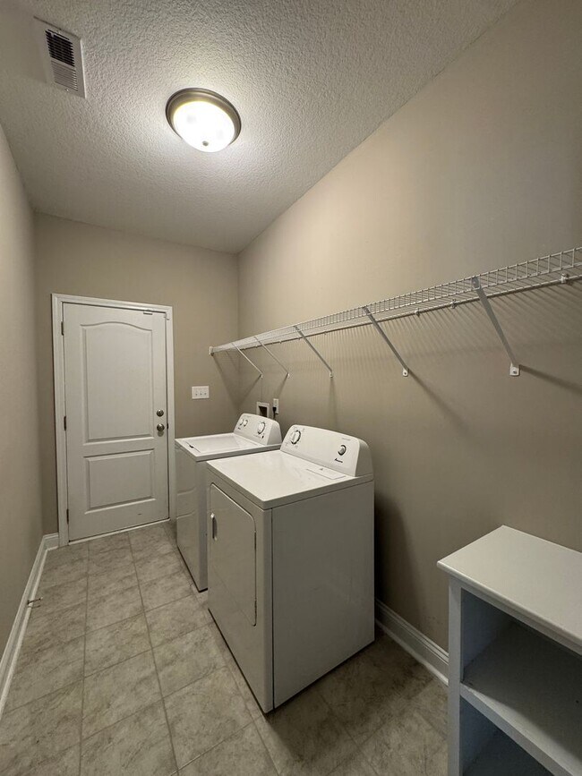 Building Photo - Spacious 4 Bed 3 Bath Home with Fenced Yard