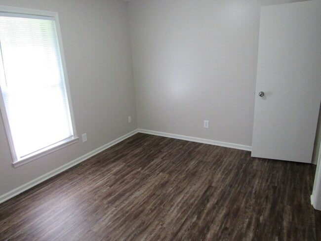 Building Photo - Updated Duplex in Pleasant Valley!