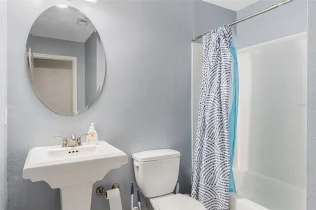 Building Photo - Orlando - 3 Bedrooms, 2 Bathrooms – $1,695.00