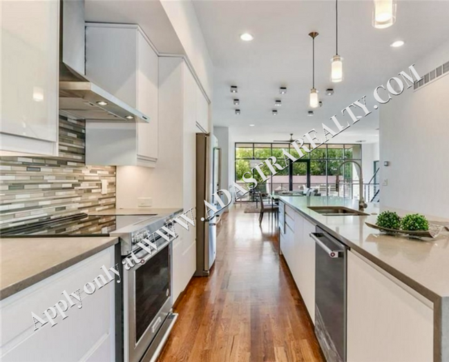 Building Photo - Stunning CUSTOM Modern Home in West Plaza-...