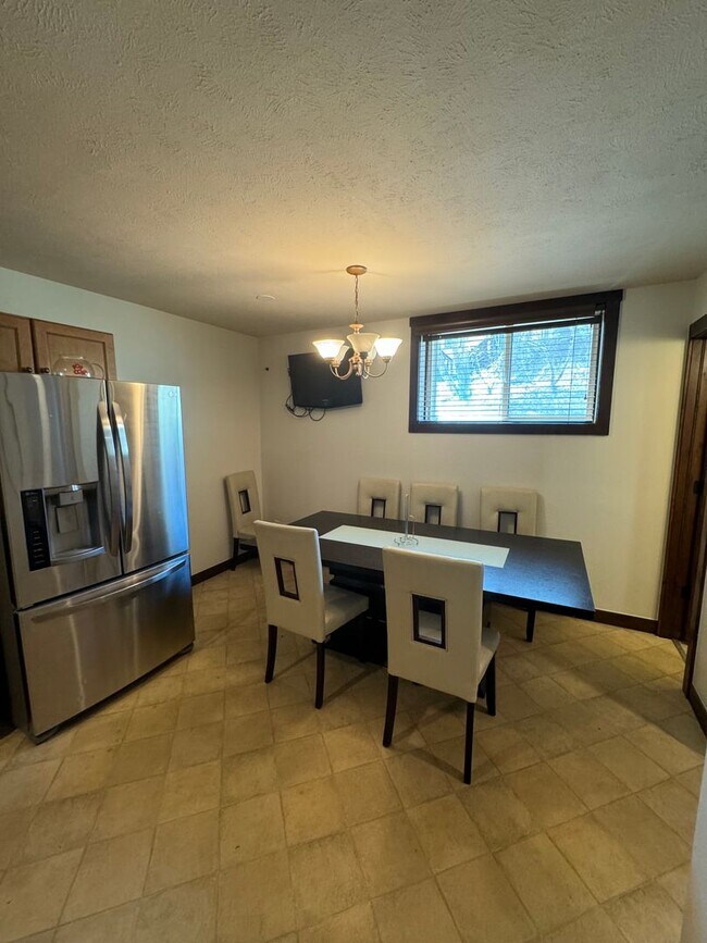 Building Photo - Woodworks Townhome- 3 Bedroom/3 Bath Unit w/Updated kitchen on the Bus Route