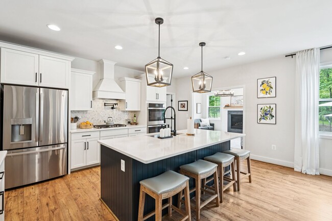 Building Photo - Impressive 6 Bed 4.5 Bath Single-Family Ho...