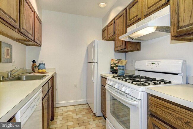 Building Photo - Spacious + Bright 1 Bedroom in Capitol Hill!