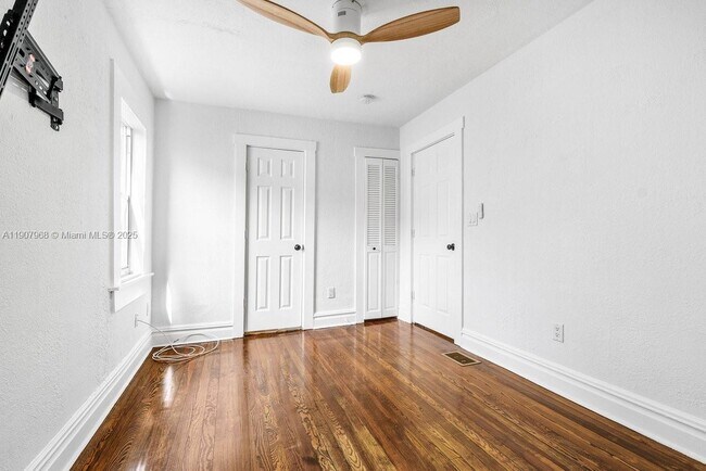 Building Photo - 416 S L St