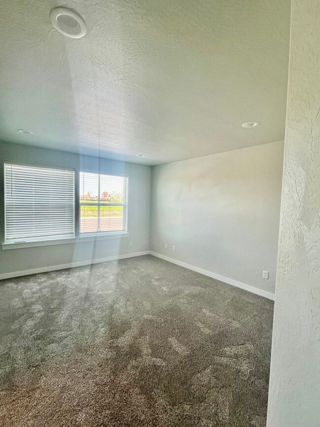 Building Photo - Newer Central Point 3 Bedroom / 2.5 Bath with views of the Table Rock