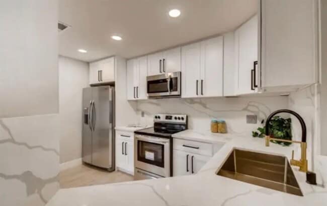 Building Photo - $3,700 - 3 Bed / 2.5 Bath Upgraded Townhome in The Knolls Community