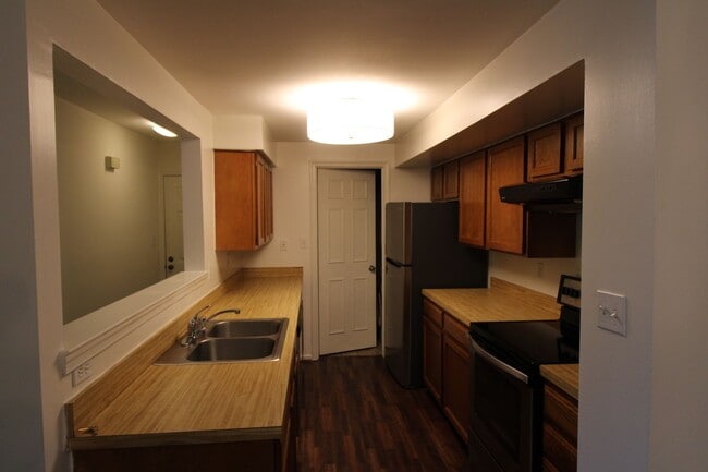 Building Photo - Very well maintained 2-bedroom 2-bath cond...
