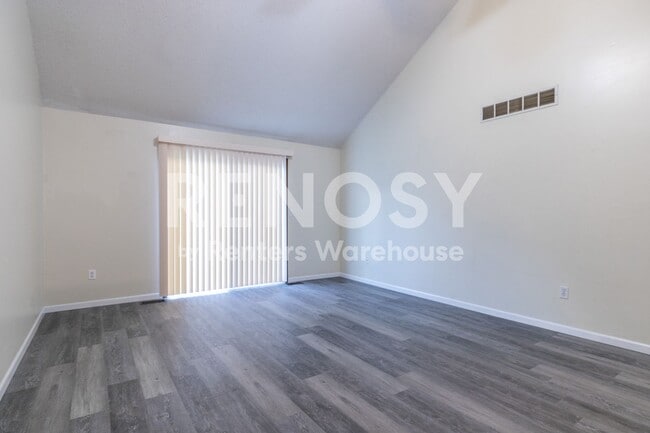 Building Photo - Cute 3 Bed, 2 full bath Townhome in Liberty