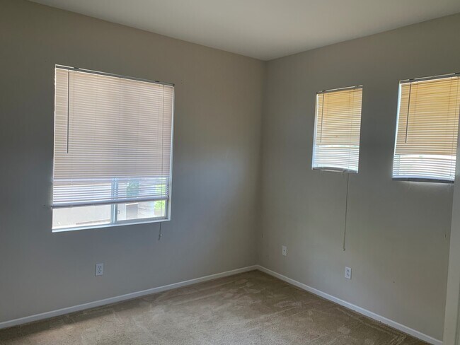 Building Photo - Coming SOON...............4BR/2.5BA Townho...