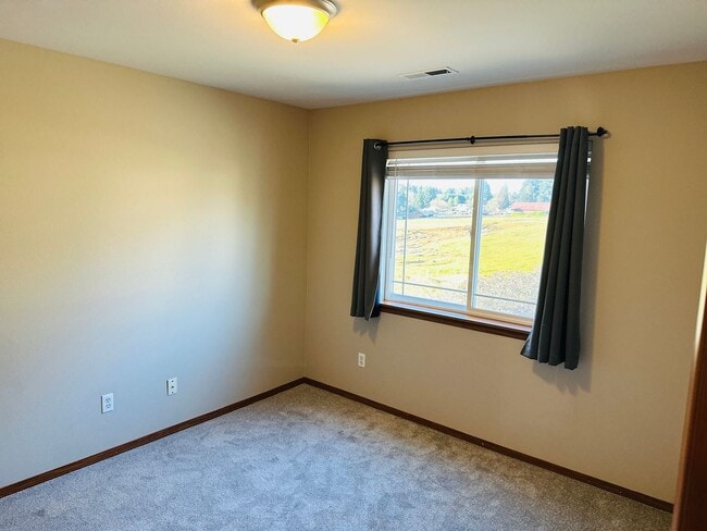 Building Photo - Charming Updated Property in Amazing Neighborhood