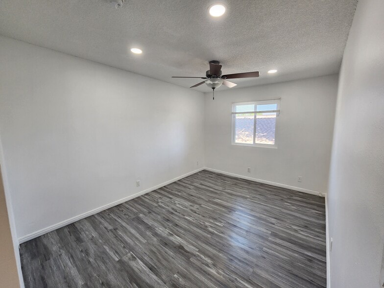 Building Photo - 13043 Vanowen St
