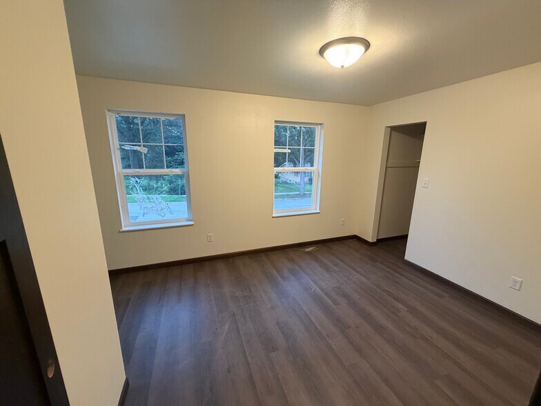 Building Photo - 2423 Iowa St