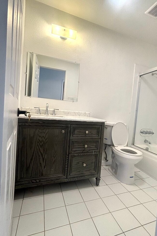 Building Photo - Redwood City Apartments Unit 5