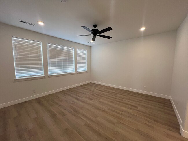 Building Photo - 702 Cedar Hl Dr