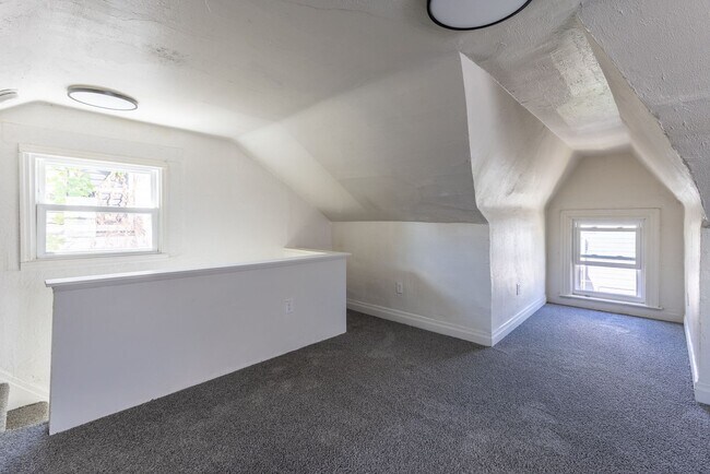Building Photo - AVAILABLE OCTOBER 15th - Quirky 3+ Bedroom...